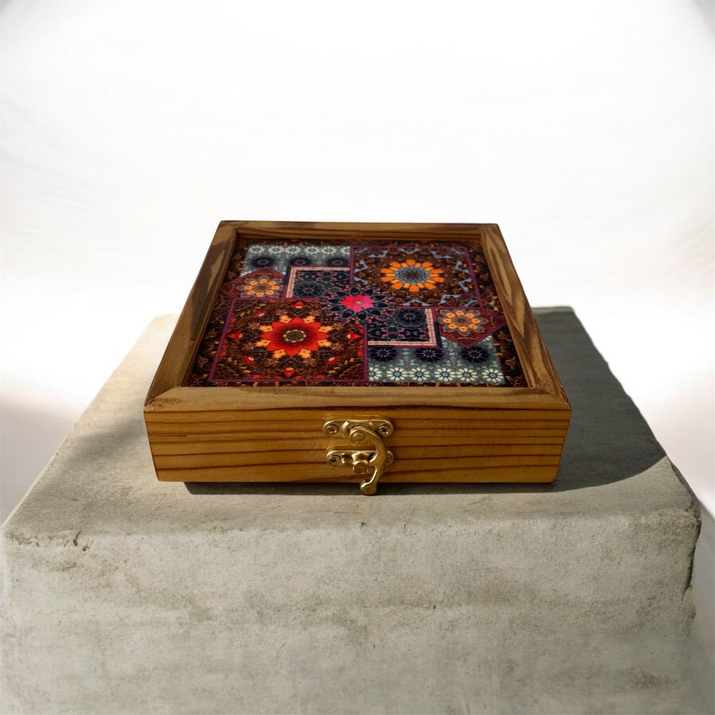 Mohammad Saffron Super Negin 5 g Gift Box with Iron Grinder – Classic Wooden Design | محمد زعفران سوبر نقي 5 غرام علبة هدايا مع مطحنة حديدية –  كلاسيكي