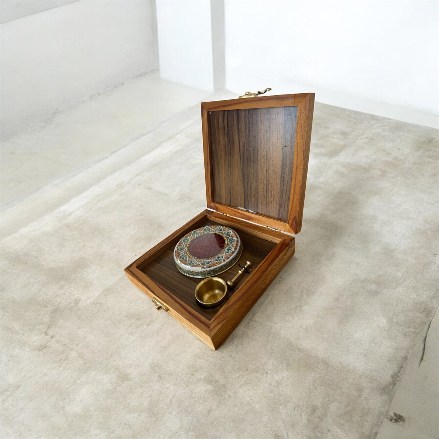 Mohammad Saffron Super Negin 5 g Gift Box with Iron Grinder – Classic Wooden Design | محمد زعفران سوبر نقي 5 غرام علبة هدايا مع مطحنة حديدية –  كلاسيكي